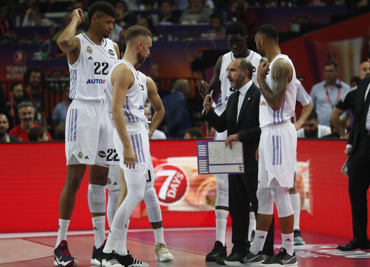 Chus Mateo, entrenador del Real Madrid, da instrucciones durante la final de Kaunas.