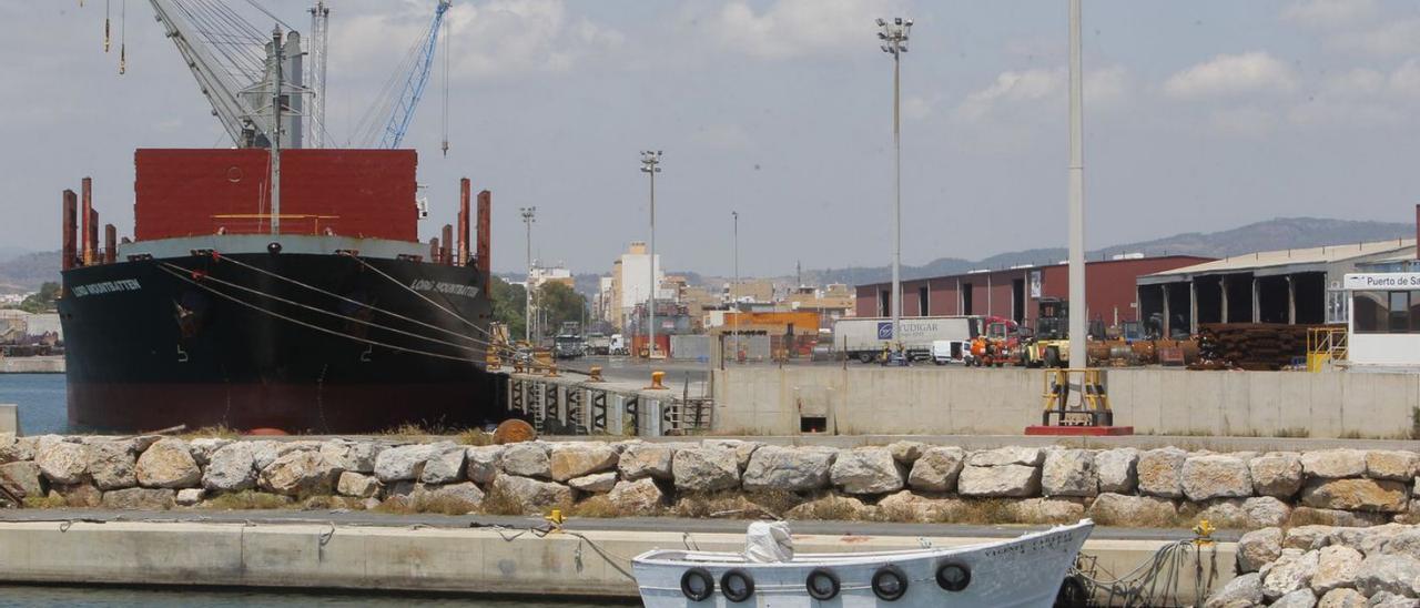 Imagen de archivo del muelle norte del puerto de Sagunt. | DANIEL TORTAJADA