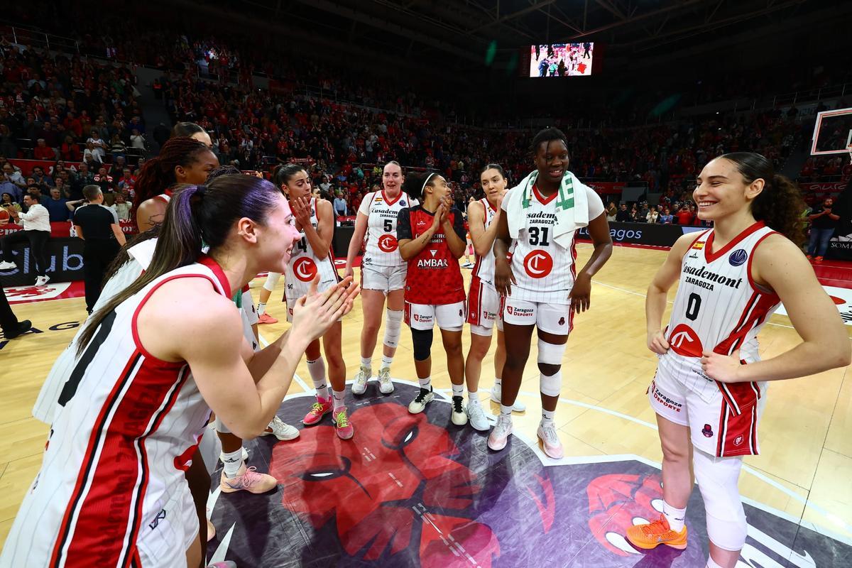 Las jugadoras del Casademont celebran el triunfo en el Príncipe Felipe