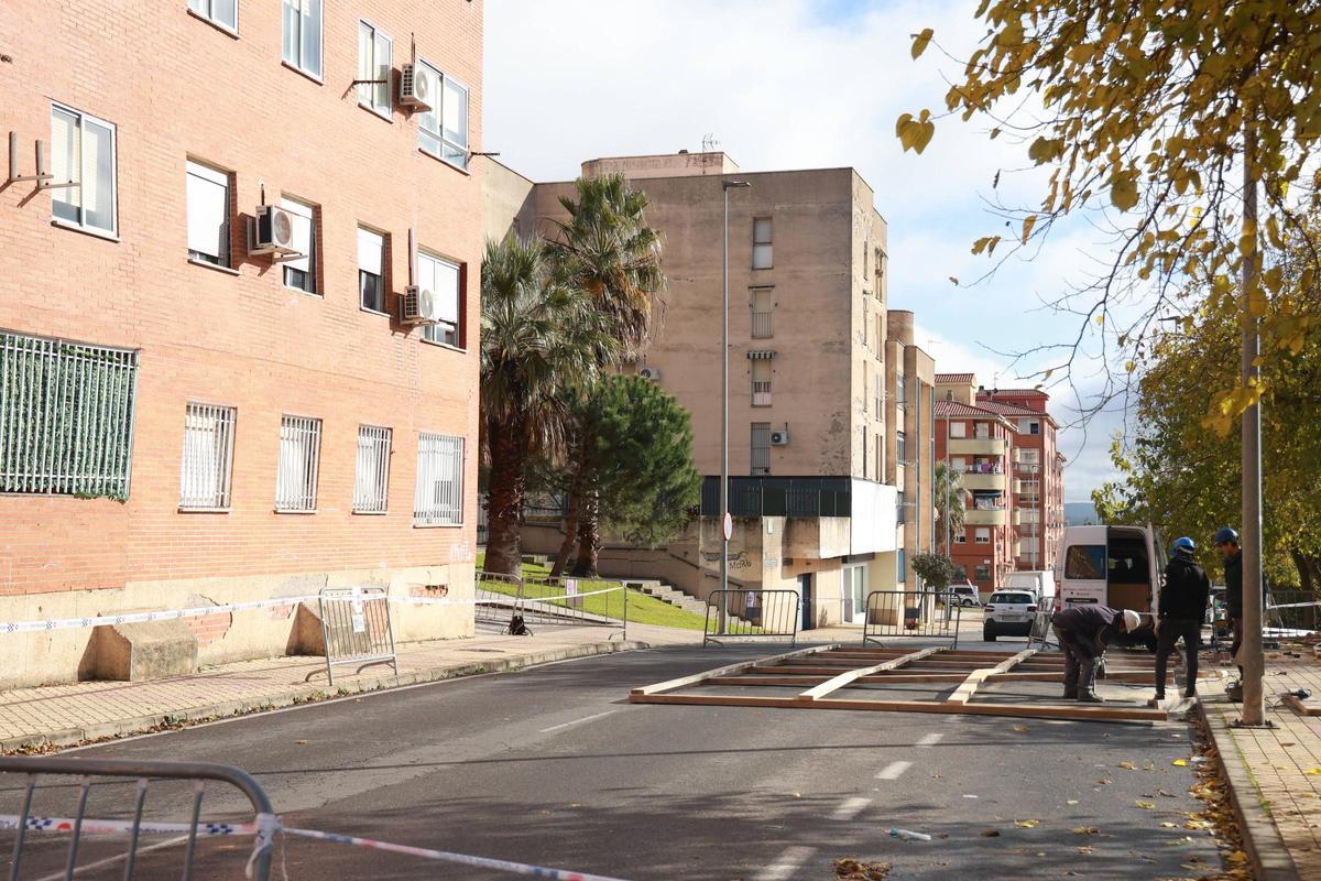 Galería | Comienza el arreglo de la fachada de Aldea Moret en riesgo de colapso