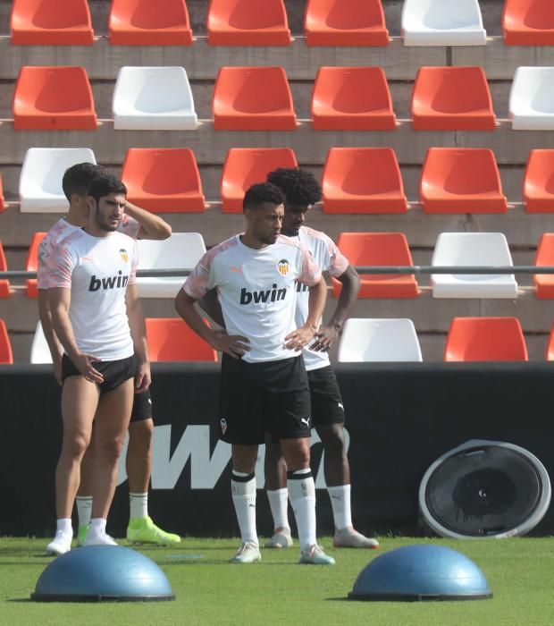 Anil Murthy, atento al entrenamiento del Valencia