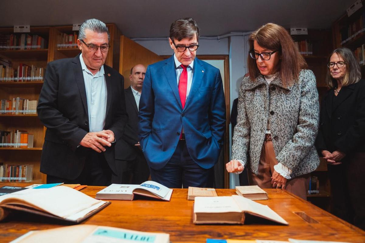 El president visitando la Biblioteca Pompeu Fabra del Orfeó.