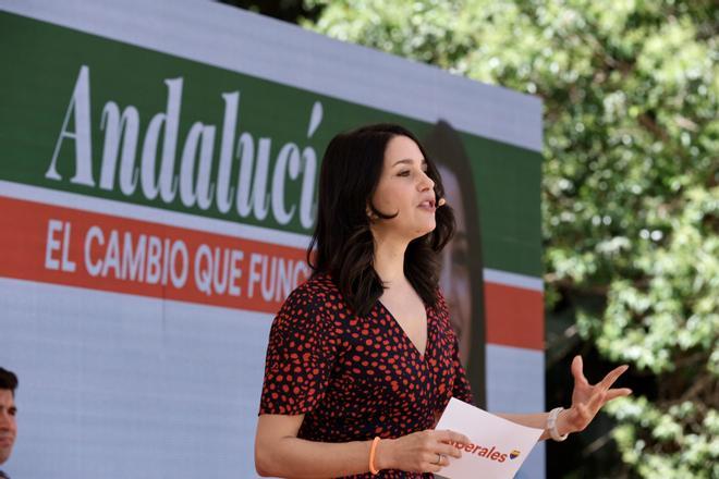 Arrimadas ha acompañado este domingo a Juan Marín y Nuria Rodríguez en el acto de campaña de Ciudadanos en el Eduardo Ocón del Paseo del Parque