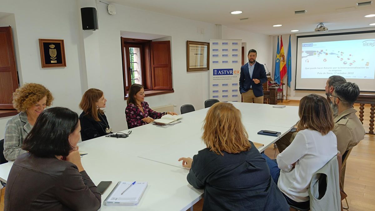 Bruno López, director general de Asturex, en el inicio de las jornadas de internacionalización de empresas en Pola de Siero.