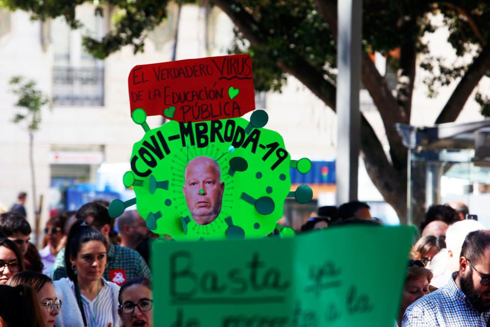 Al son de tambores, silbatos y una singular gaita, los congregantes han caminado juntos por las calles del centro de la ciudad por una causa común, la defensa de la educación