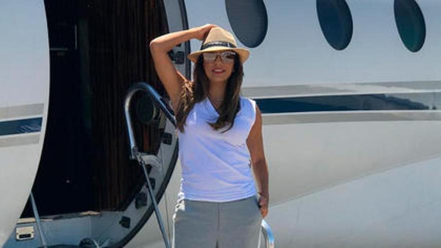 Eva Longoria, a punto de subir al avión rumbo a Ibiza