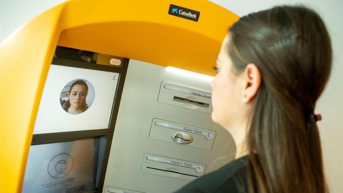 Cajero con tecnología de reconocimiento facial en Barcelona.