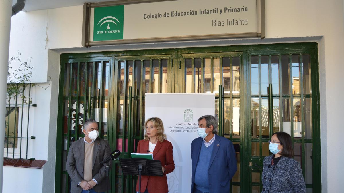 La delegada de Educación, Inmaculada Troncoso, con los alcaldes de Fuente Carreteros y Fuente Palmera.