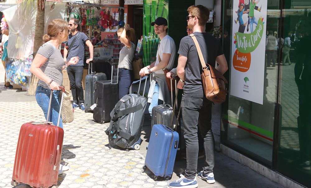 Los turistas, llegados en tres cruceros, visitan la ciudad en plena Semana Santa