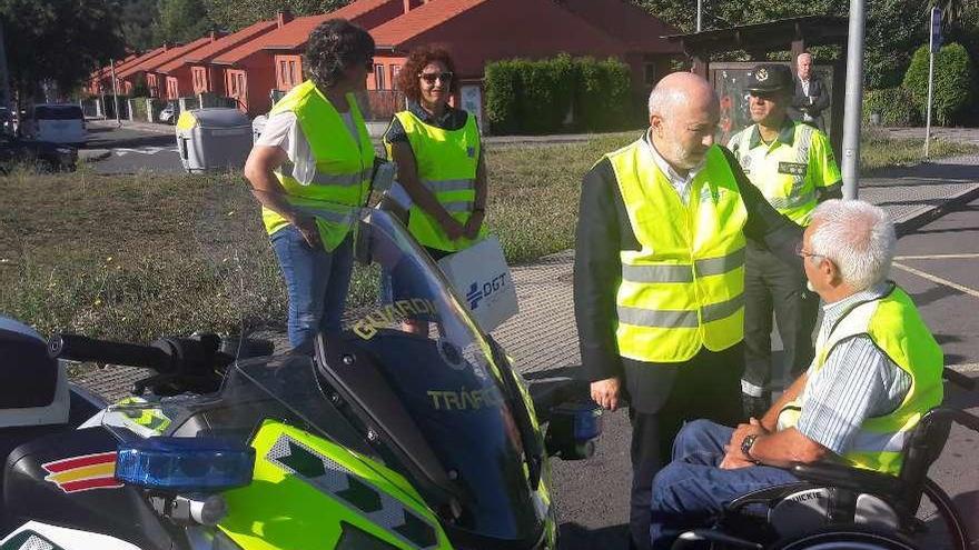 Javier Losada, Victoria Moreno, Javier Molano, Isabel Díaz y un voluntario de Aspaym, ayer, en A Coruña.