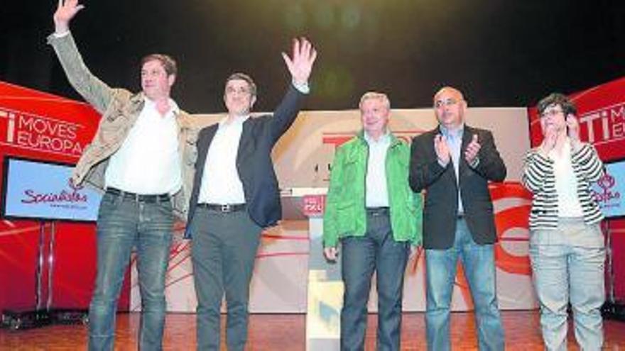 Los dirigentes socialistas en el acto de ayer en el Principal. // R.V.