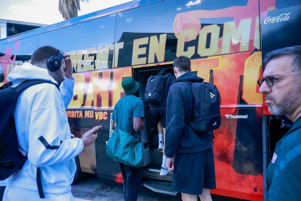 Los jugadores del Panathinaikos, subiendo al autobús del Valencia Basket en Manises.