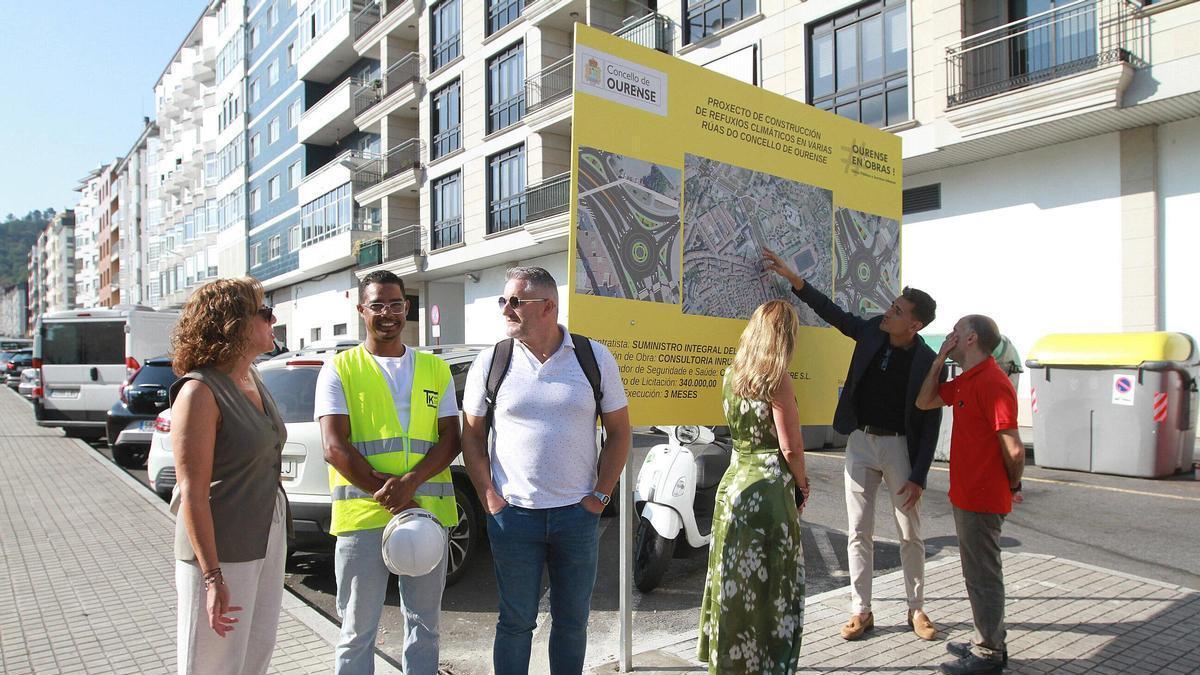 El concejal de obras, Francisco Lorenzo, explicando el mapa de la actuación en la avenida.