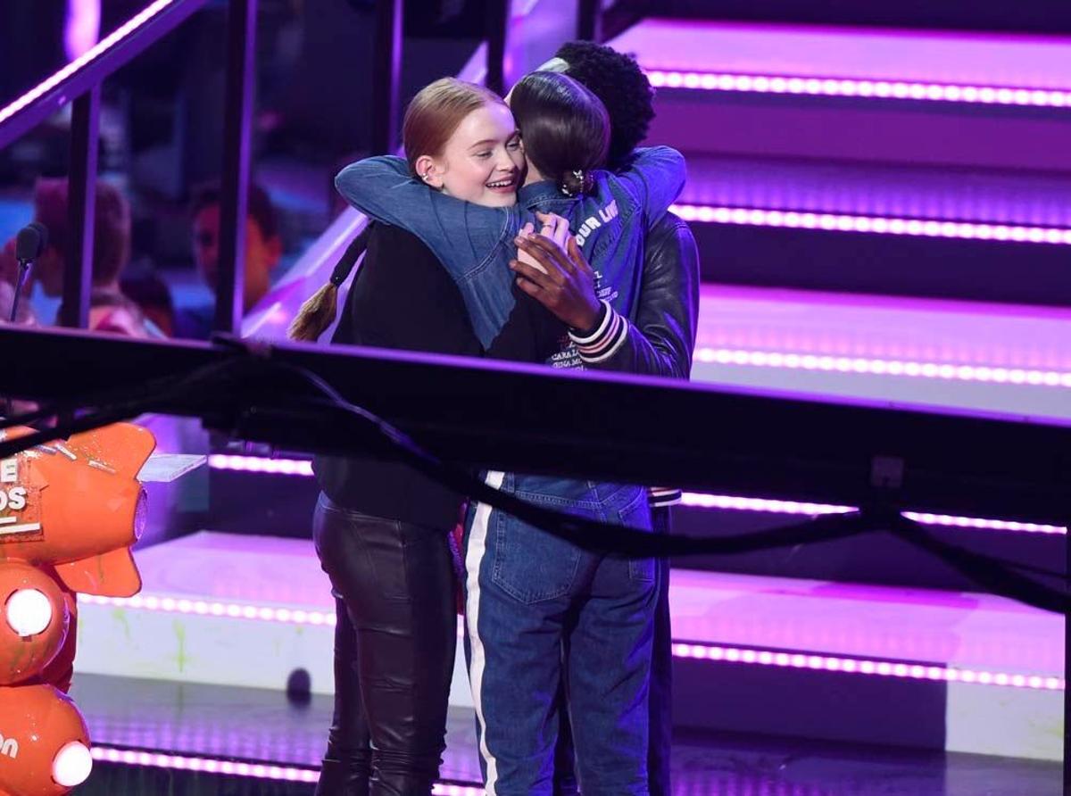 Millie Bobby Brown se abraza con Sadie Sink y Caleb McLaughlin en los Kids' Choice Awards