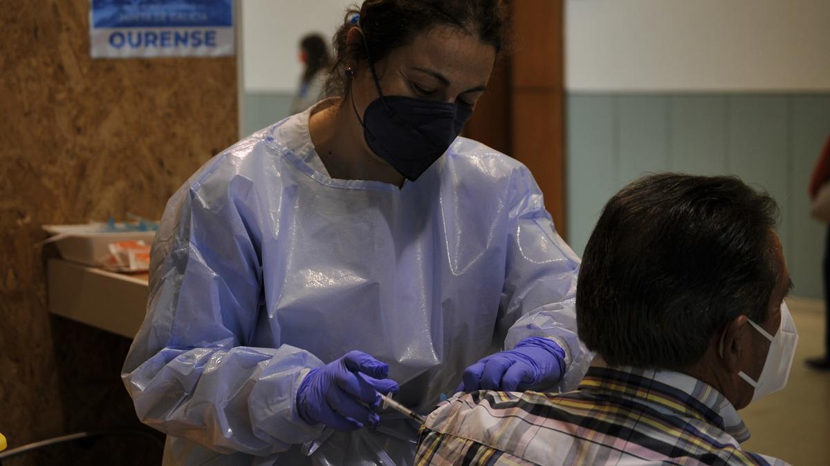 Un hombre recibe la vacuna contra el COVID-19 en Ourense.