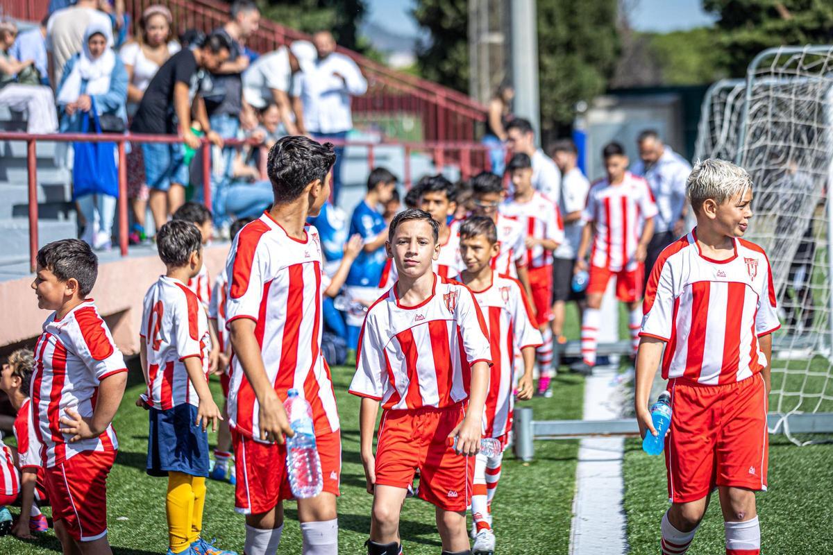 La Mina celebra su primera Champions infantil