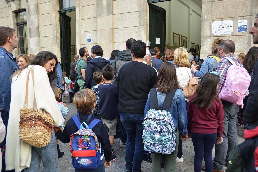 Los alumnos de Infantil, Primaria y Educación Especial comienzan hoy un nuevo curso. En A Coruña, son casi 20.000 niños los que acudirán hoy a clase para reencontrarse con sus compañeros.