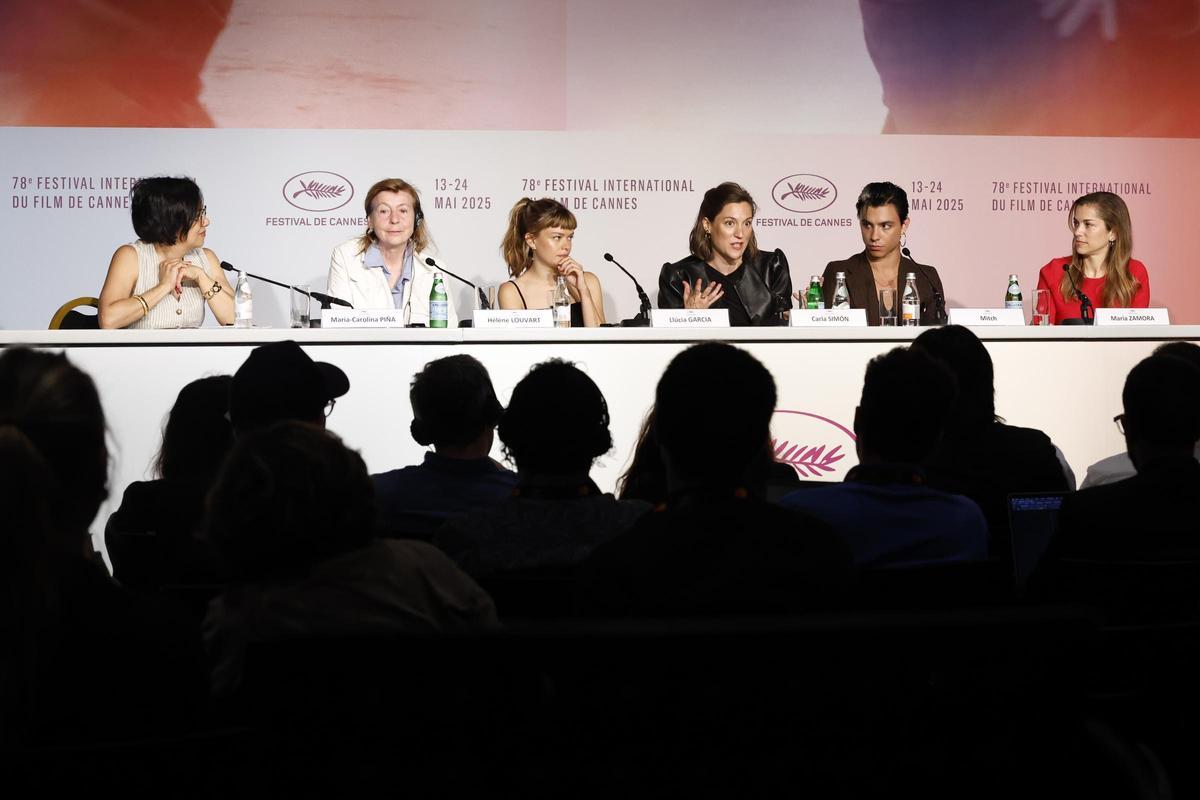Carla Simón y el equipo de Romería posan en Cannes