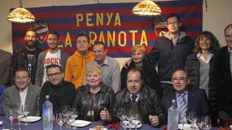 La foto de familia del reconocimiento a Morales y Pedro López