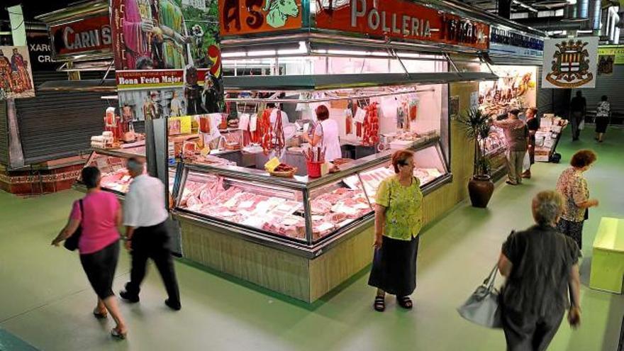 Interior del mercat de Puigmercadal de Manresa, que l&#039;any vinent celebrarà trenta anys