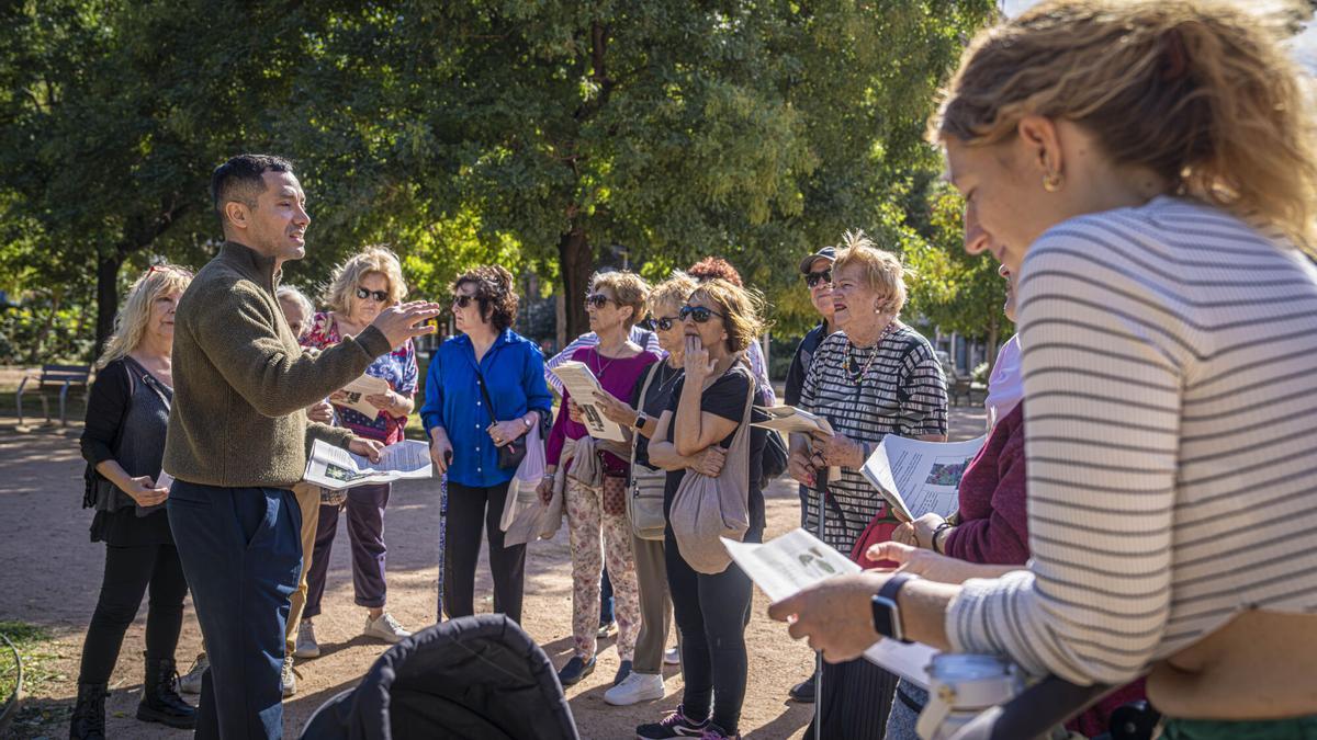 Charlas al aire libre de migrantes que aprenden catalán.