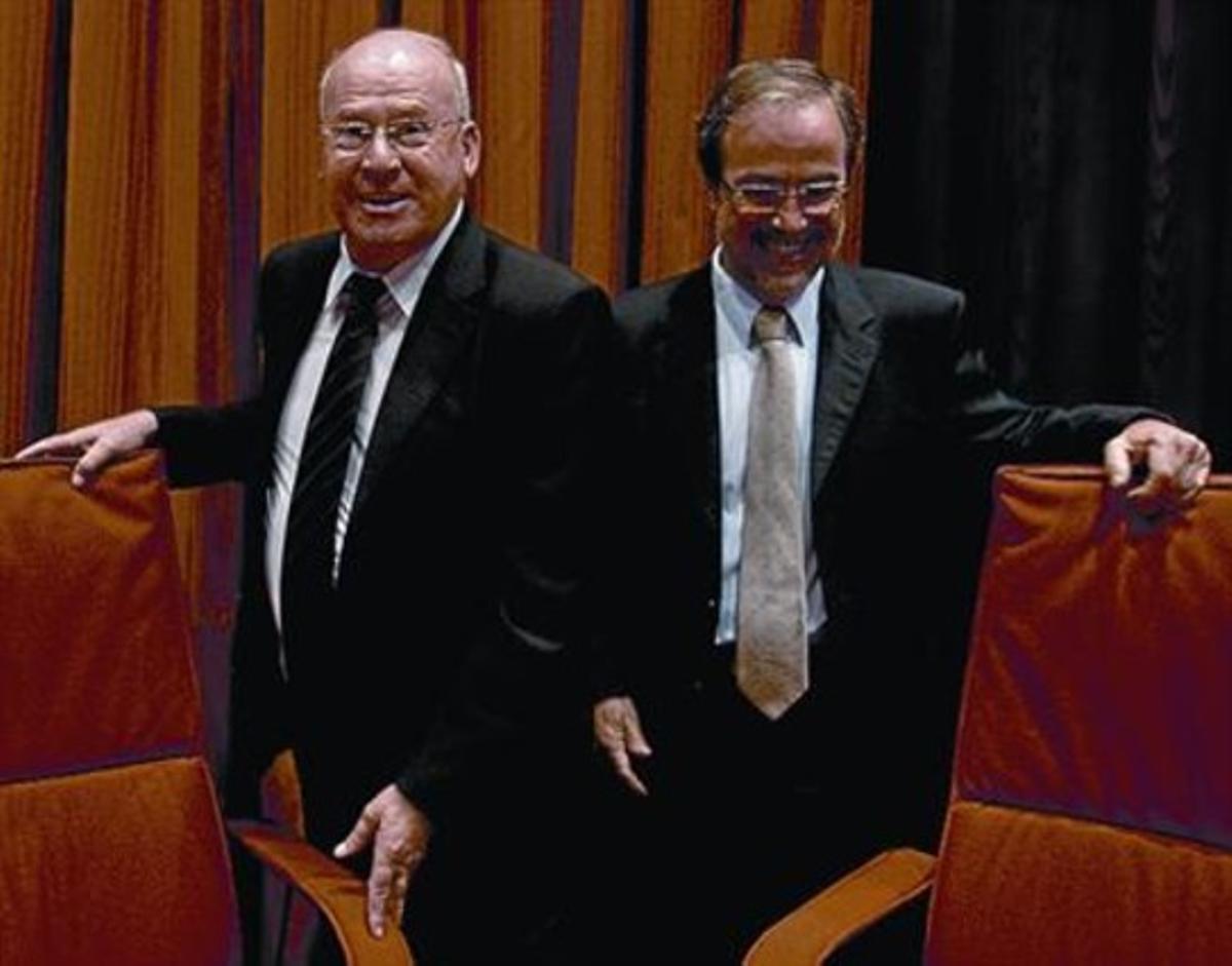 Pere Vigo, a l’esquerra, en una sessió de la comissió del Parlament.