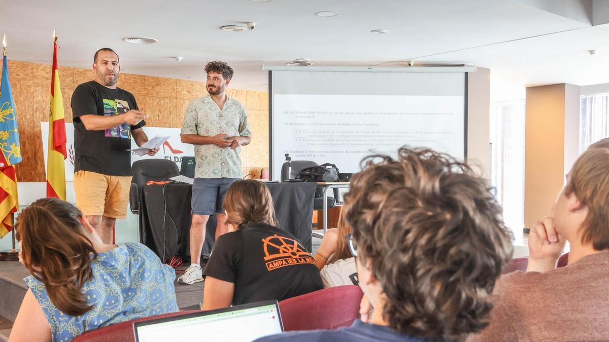 Profesores en huelga de Elda ofrecen por las tardes clases de repaso y resolución de dudas para la Selectividad