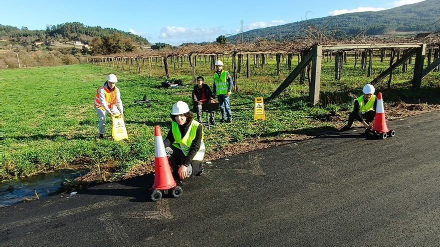 La UVigo diseña conos robotizados controlados desde drones para la seguridad de las obras en carretera