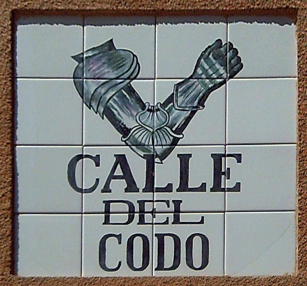 El cartel de la Calle del Codo muestra un brazo de una armadura medieval doblado en un ángulo de 90º grados