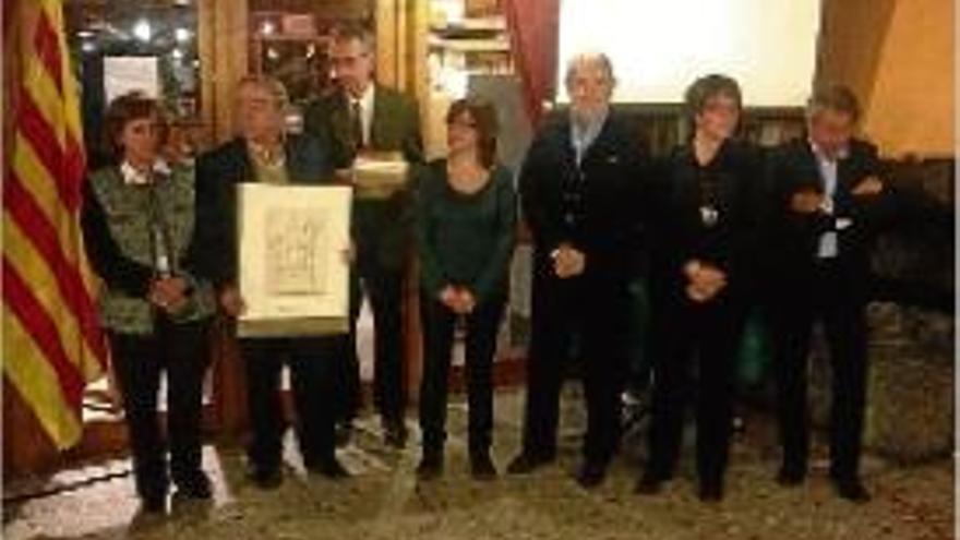 Els membres d&#039;Amics de la Molina recollint el Cerdà de l&#039;Any