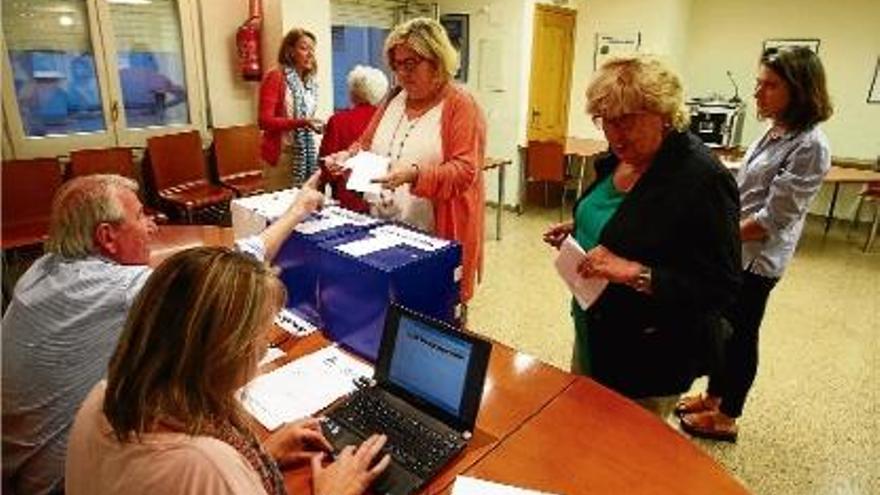 Un instant de les votacions d&#039;ahir a la tarda a la seu del PDC a Girona.