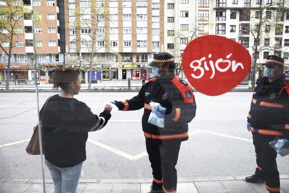 Reparto de mascarillas en Gijón