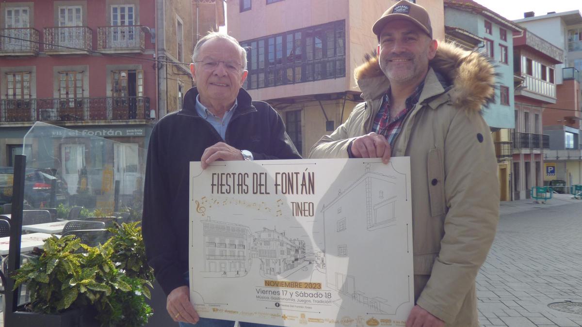 Benjamín Alba y César Antón con el cartel anunciador de las fiestas en el barrio El Fontán.