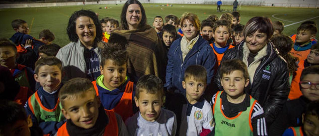 Las cuatro directivas junto a  los jugadores de la escuela de  Montserrat, Montroi y Real. Foto: Fernando Bustamante.