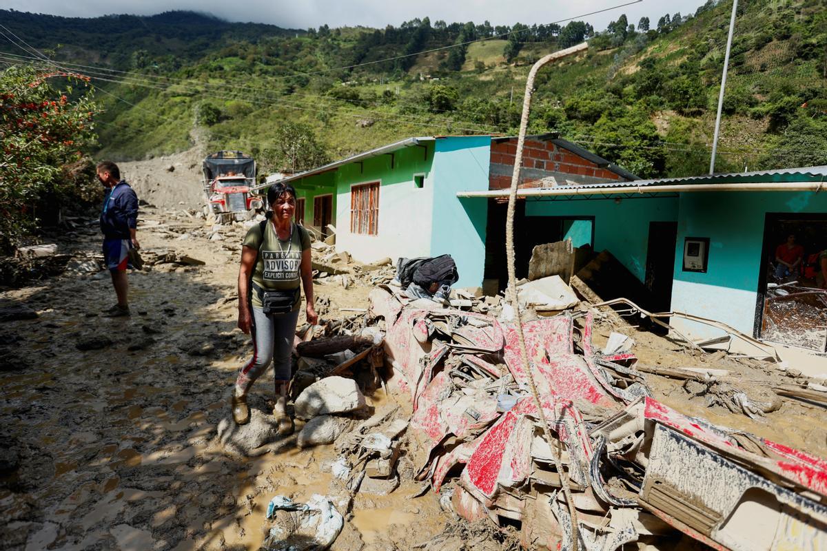 Equipos de rescate trabajan buscan desaparecidos tras una avalancha en Quetame, Colombia