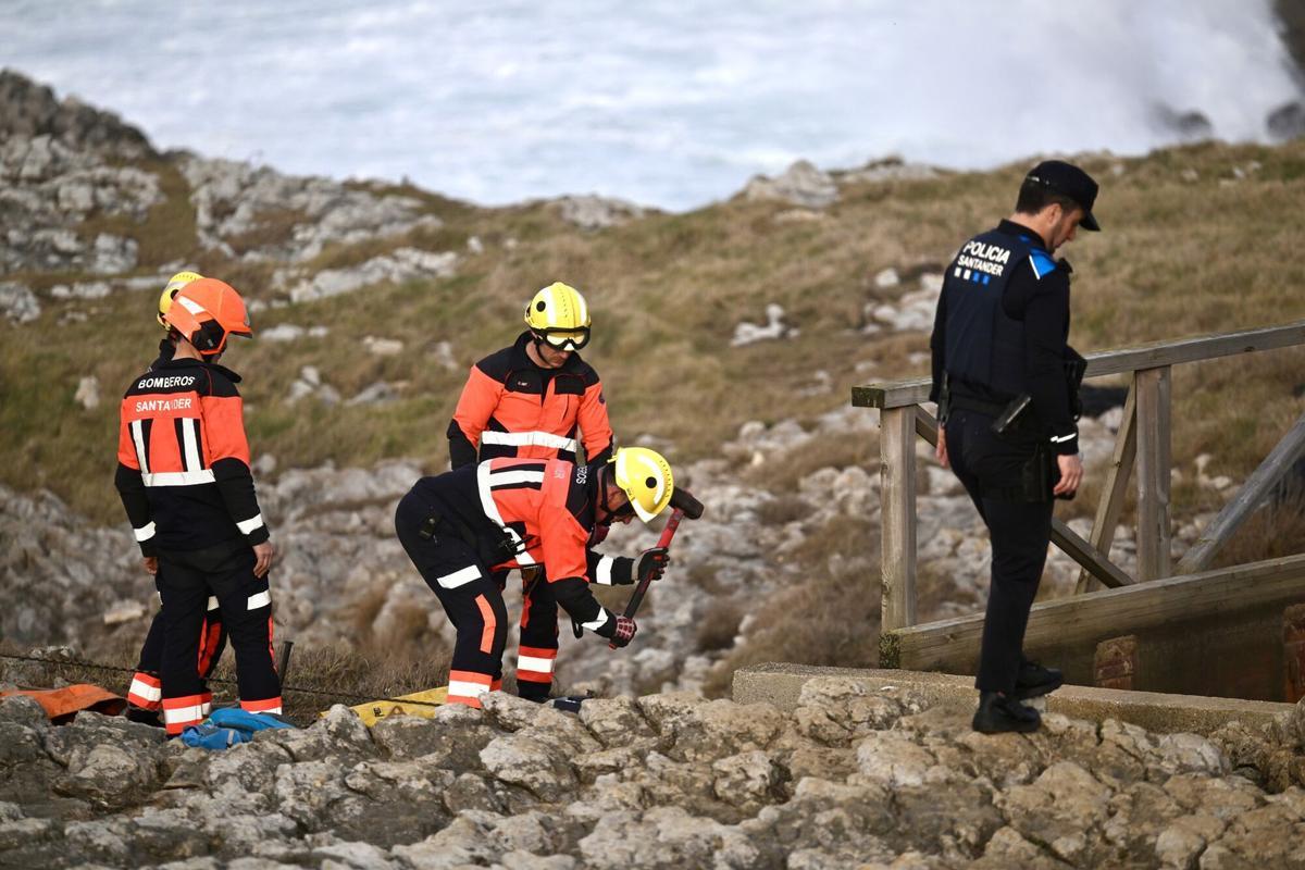 Los equipos de rescate trabajan en el lugar de los hechos para encontrar a la persona desaparecida tras el colapso de la pasarela en Santander.