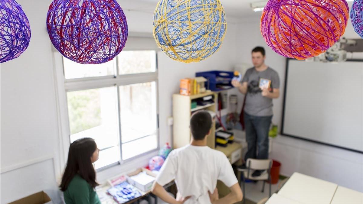 Clase de artes plásticas de la escuela de educación especial Rel