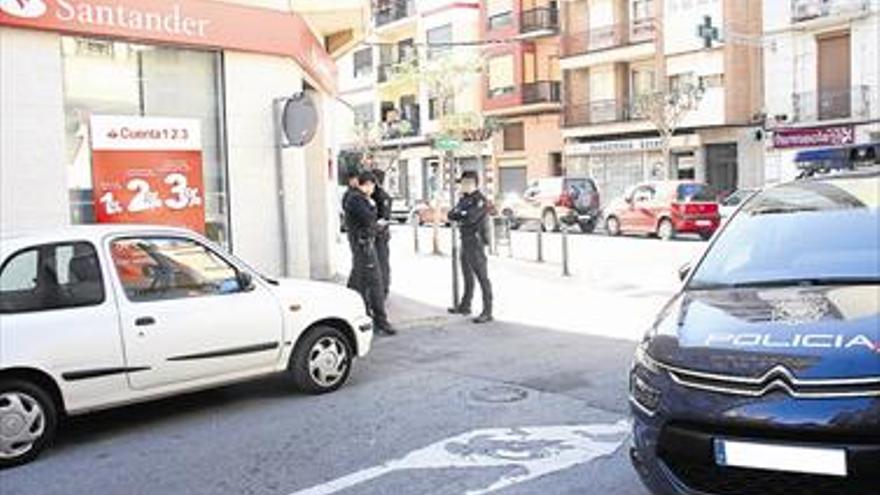 Atraca un banco a punta de pistola y maniata a 5 rehenes en Castellón