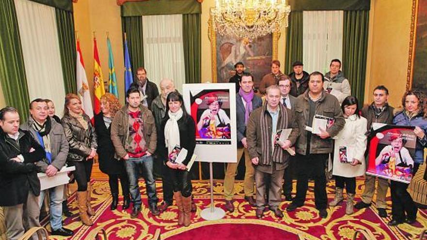 Representantes de los locales participantes, ayer, en el salón de recepciones del Ayuntamiento.