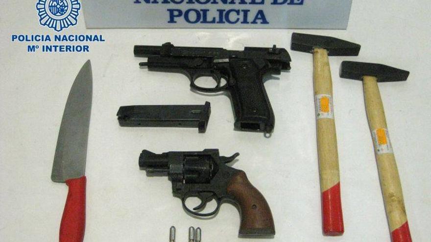 Cinco personas detenidas en Zaragoza en posesión de un revolver y otras armas