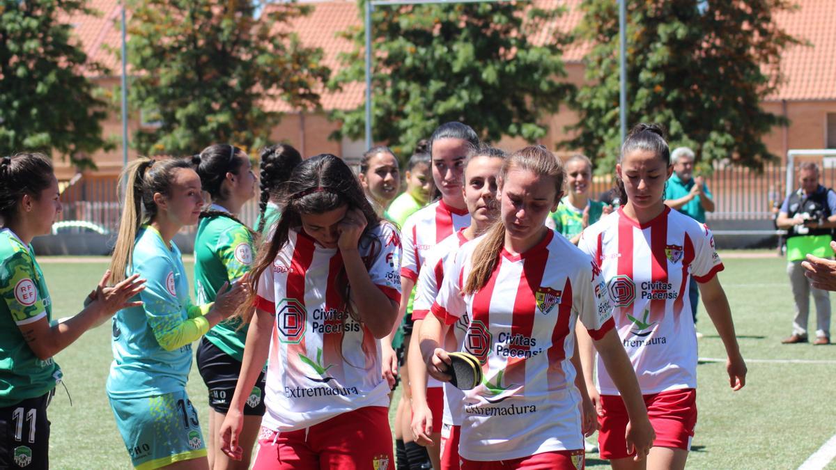 Las jugadoras del Santa Teresa, desoladas tras el partido de este domingo en El Vivero