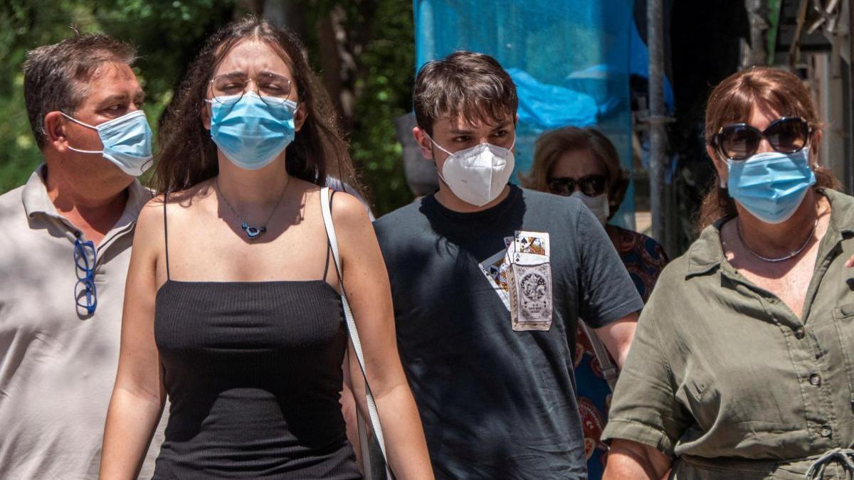 Una familia con mascarilla en Palma.