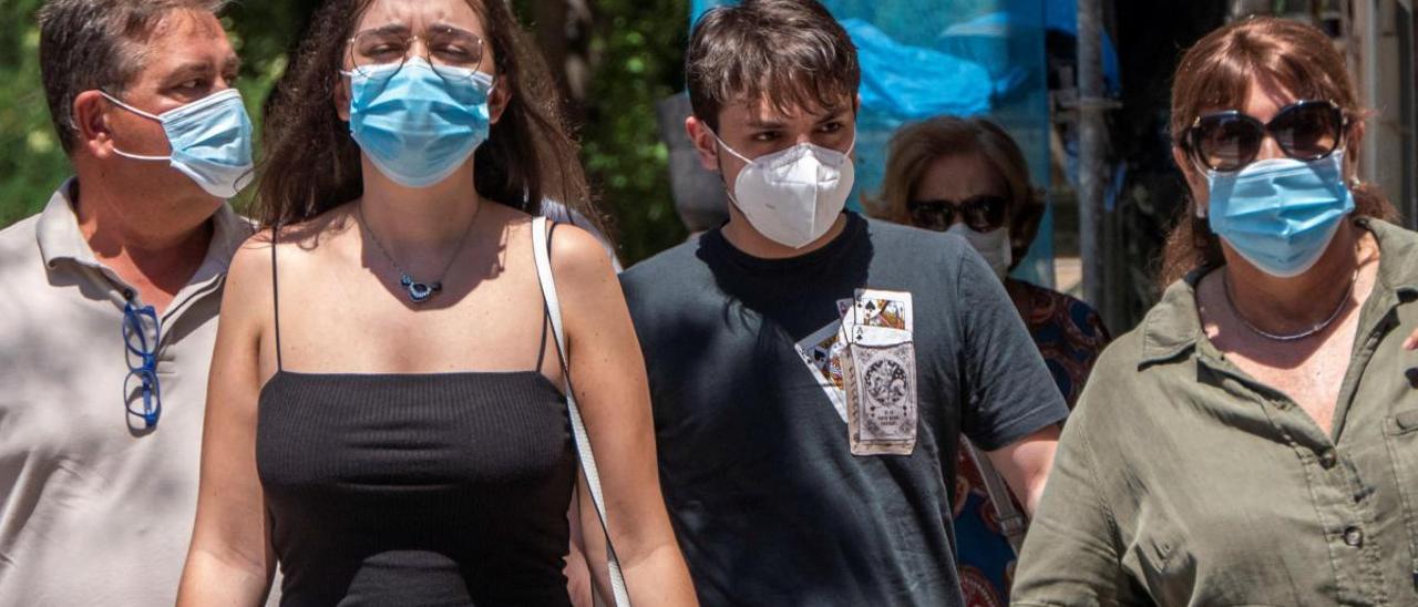 Una familia con mascarilla en Palma de Mallorca