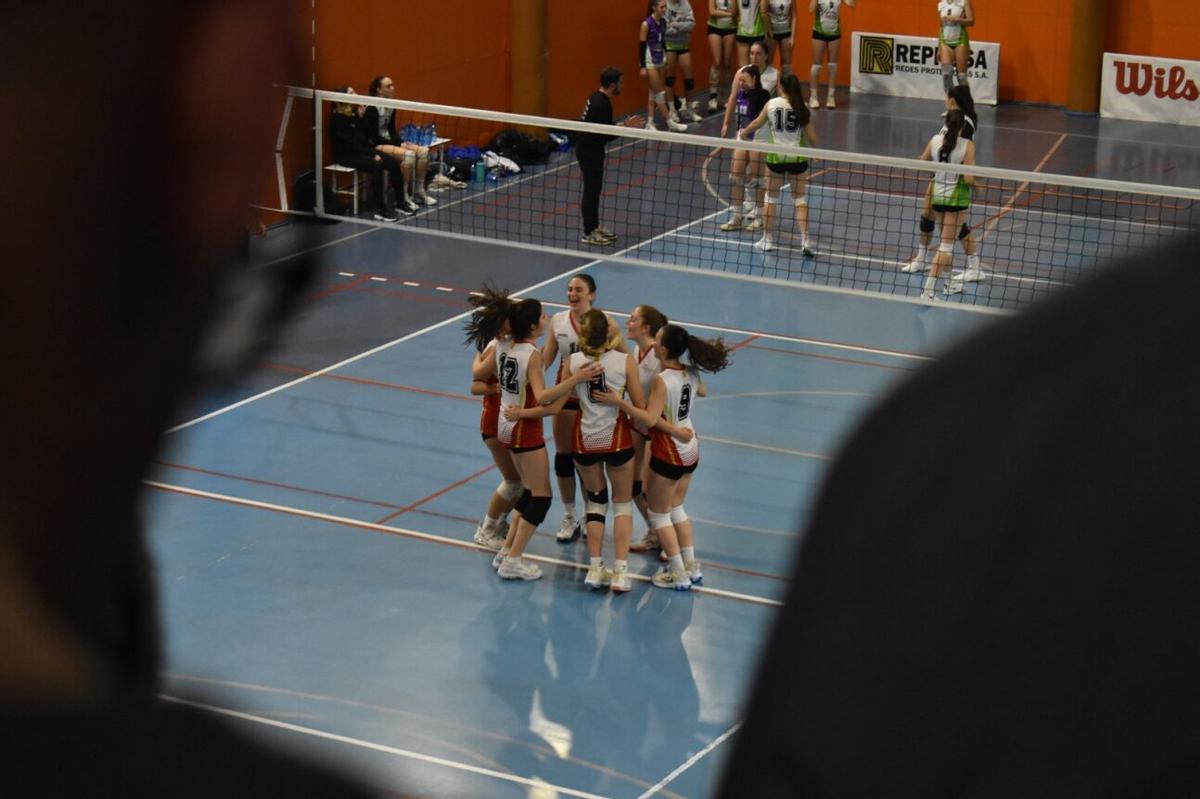 Celebració d'un punt sota la mirada de pares i familiars