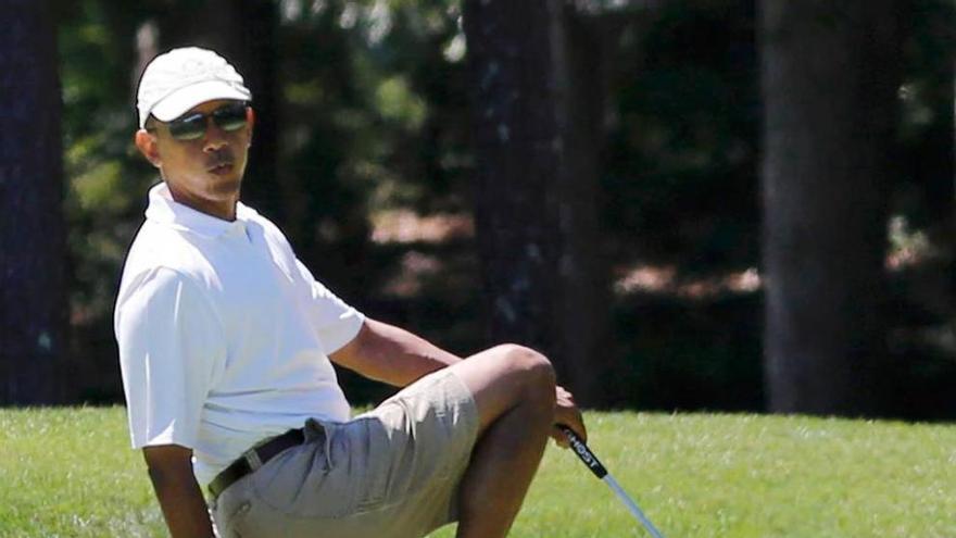 Obama juega al golf.