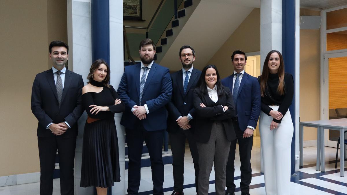 Nueva junta directiva de la Agrupación de Jóvenes Abogados de Córdoba, con Álvaro Martín Cordobés al frente.
