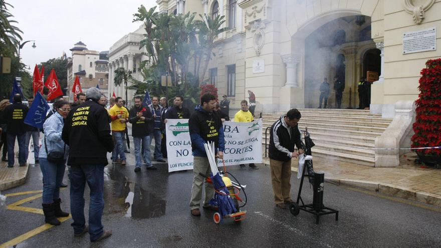 Protesta de trabajadores municipales ante el Ayuntamiento.