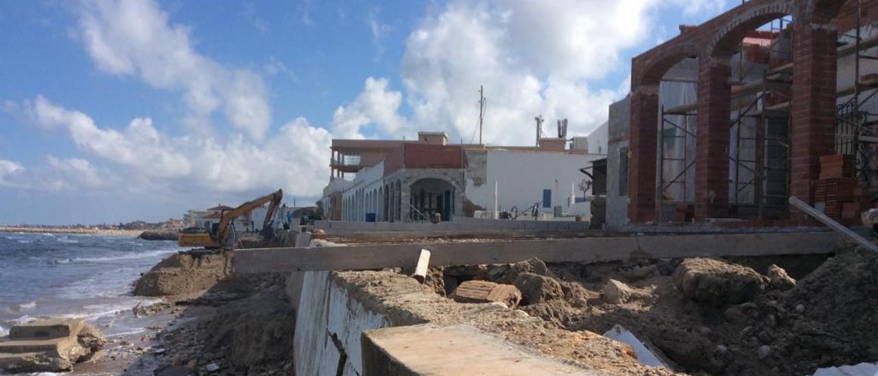 Casas de los años 30 y negocios en la playa de les Deveses de Dénia, destrozadas tras el temporal.