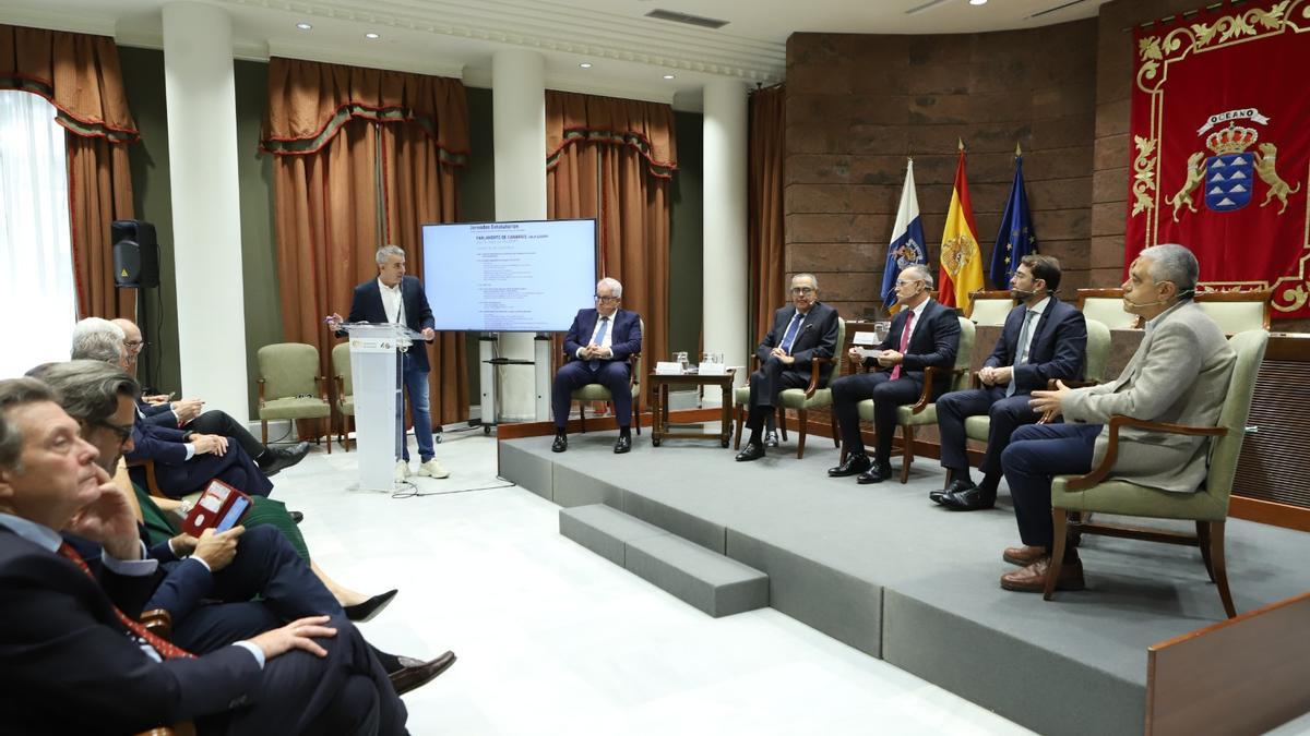Inauguración de las jornadas sobre el REF en el Parlamento de Canarias.