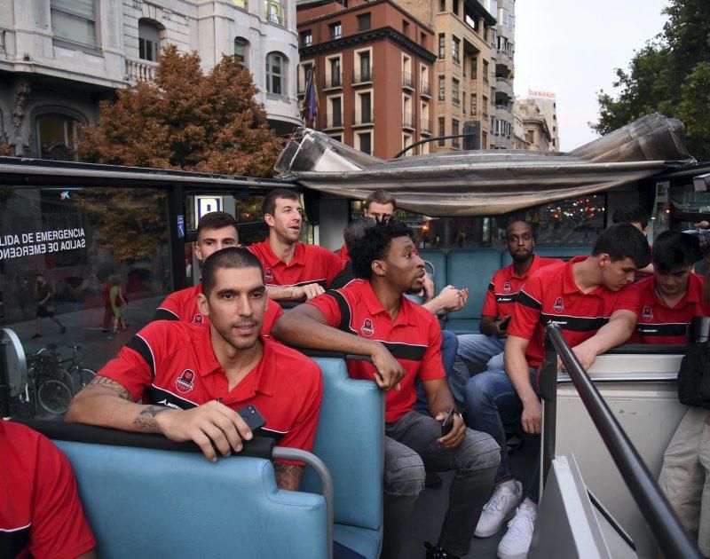 Recorrido turístico del Basket Zaragoza por la capital aragonesa